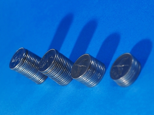 포토 JPG 스튜디오촬영 돈 그림자 사람없음 금융 경제 동전 원화 하락 오백원 오브젝트 국내포토 컨셉 실내 재산 파일형식