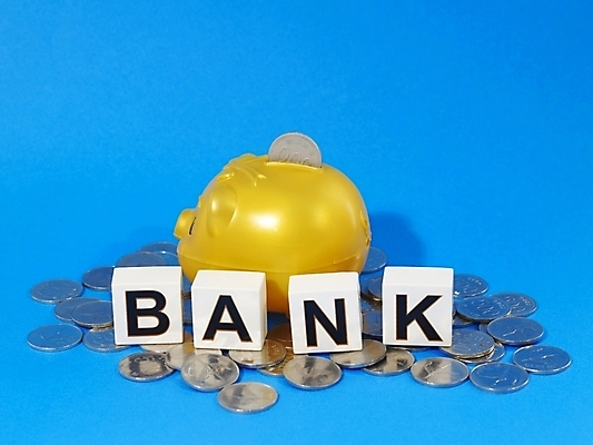 포토 JPG 스튜디오촬영 문자 알파벳 영어 돈 사람없음 금융 경제 동전 저축 돼지저금통 저금통 원화 오백원 오브젝트 은행 국내포토 실내 재산 파일형식