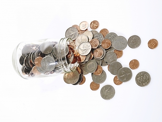 포토 JPG 스튜디오촬영 돈 유리병 사람없음 금융 경제 동전 원화 병 백원 오백원 오브젝트 낭비 십원 국내포토 식기 컨셉 병_용기 실내 재산 파일형식