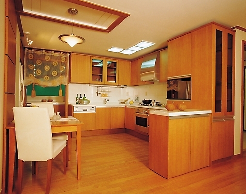 포토 JPG 시설물 현대건축 건축 의자 식탁 주방용품 조명 실내 사람없음 가로 인테리어 주방 가전제품 커튼 가스레인지 오븐 싱크대 천장 서랍장 조리대 건축자재 식기세척기 국내포토 건축물 디자인 가구 생활용품 탁자 내부 레인지 개수대 파일형식