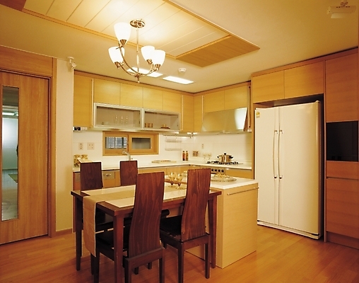 포토 JPG 시설물 현대건축 건축 와인잔 식탁 조명 실내 사람없음 가로 인테리어 주방 가전제품 싱크대 천장 서랍장 조리대 건축자재 냉장고 국내포토 건축물 디자인 가구 술잔 탁자 내부 개수대 파일형식