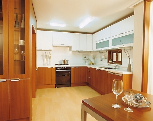 포토 JPG 접시 시설물 현대건축 건축 와인잔 식탁 주방용품 조명 실내 사람없음 가로 인테리어 주방 가전제품 가스레인지 오븐 싱크대 서랍장 조리대 건축자재 국내포토 식기 건축물 디자인 가구 생활용품 술잔 탁자 내부 레인지 개수대 파일형식