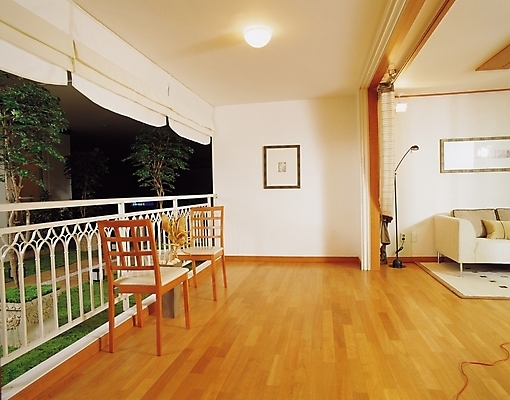 포토 JPG 나무 시설물 현대건축 건축 가구 액자 거실 의자 조명 실내 사람없음 가로 인테리어 소파 커튼 화단 국내포토 식물 건축물 디자인 생활용품 내부 파일형식