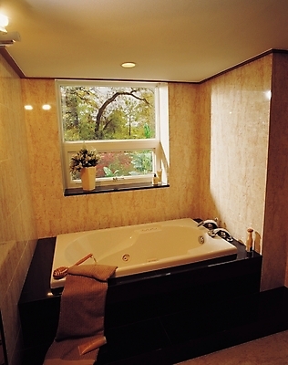 포토 JPG 시설물 현대건축 건축 조명 욕조 실내 사람없음 세로 인테리어 수건 욕실 화장실 건축자재 국내포토 건축물 디자인 내부 위생용품 파일형식