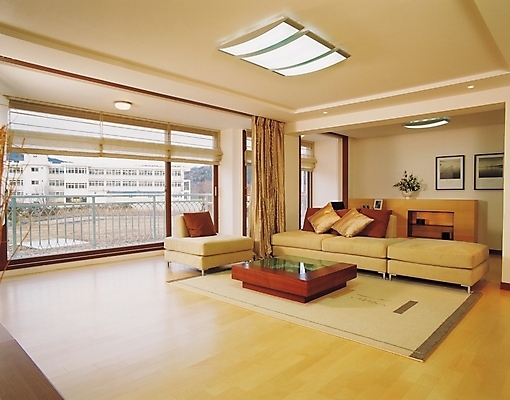 포토 JPG 시설물 현대건축 건축 액자 거실 탁자 조명 바닥 실내 사람없음 가로 인테리어 소파 커튼 천장 국내포토 건축물 디자인 가구 의자 내부 파일형식