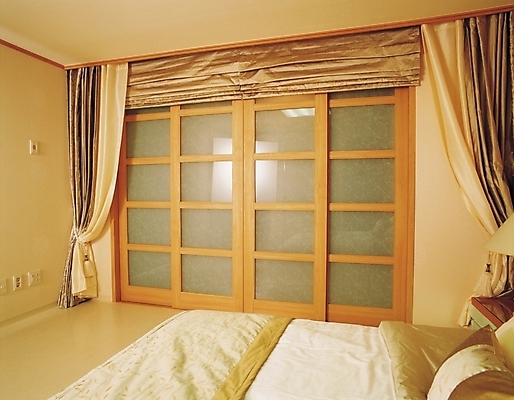 포토 JPG 시설물 현대건축 건축 벽 실내 사람없음 장식 가로 인테리어 침실 방 침대 커튼 국내포토 건축물 디자인 가구 내부 파일형식