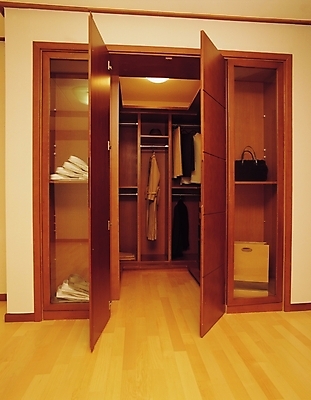 포토 JPG 옷 현대건축 건축 가구 가방 실내 사람없음 세로 인테리어 방 장롱 옷걸이 서랍장 드레스룸 국내포토 디자인 잡화 생활용품 내부 파일형식