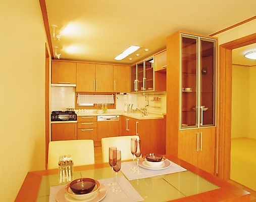 포토 JPG 접시 시설물 현대건축 건축 와인잔 식탁 주방용품 조명 실내 사람없음 가로 인테리어 주방 가전제품 가스레인지 싱크대 서랍장 조리대 국내포토 식기 건축물 디자인 가구 생활용품 술잔 탁자 내부 레인지 개수대 파일형식