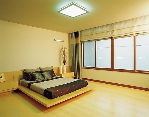 포토 JPG 시설물 현대건축 건축 벽 창문 탁자 조명 실내 사람없음 장식 가로 인테리어 침실 방 침대 커튼 국내포토 건축물 디자인 가구 내부 파일형식