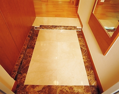 포토 JPG 시설물 현대건축 건축 바닥 실내 사람없음 가로 인테리어 하이앵글 거울 현관문 대리석 국내포토 건축물 디자인 뷰포인트 재료 내부 문 파일형식