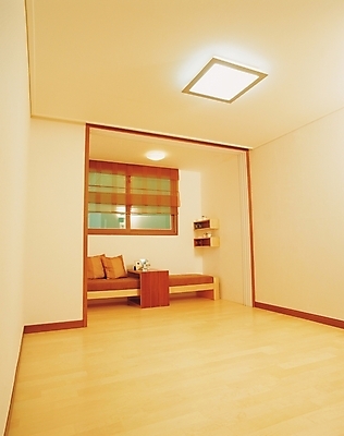 포토 JPG 시설물 현대건축 건축 벽 거실 의자 창문 조명 바닥 실내 사람없음 세로 인테리어 국내포토 건축물 디자인 가구 내부 파일형식