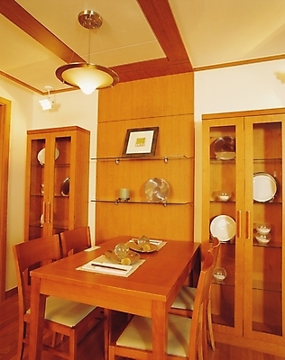 포토 JPG 접시 시설물 현대건축 건축 액자 의자 식탁 탁자 조명 실내 사람없음 세로 인테리어 주방 찬장 국내포토 식기 건축물 디자인 가구 내부 파일형식