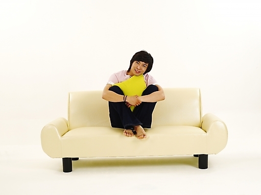 포토 JPG 스튜디오촬영 전신 모델 라이프스타일 남자 감정 여유 포즈 가구 쿠션 생각 휴식 표정 사랑 한명 미소 웃음 누끼 사람 앉기 20대 성인 취미 청춘 소파 한국인 고민 남자만 남자한명만 성인남자만 청년만 청년남자만 청년남자한명만 성인한명만 성인남자한명만 성인만 국내포토 1 생활용품 컨셉 의자 모션 실내 동양인 청년 생활 파일형식