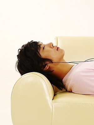 포토 JPG 스튜디오촬영 모델 라이프스타일 남자 여유 이어폰 포즈 가구 부분 휴식 사랑 한명 사람 상반신 20대 성인 취미 청춘 소파 눕기 음악감상 한국인 남자만 남자한명만 성인남자만 청년만 청년남자만 청년남자한명만 성인한명만 성인남자한명만 성인만 국내포토 1 감정 음향기기 생활용품 컨셉 의자 모션 실내 동양인 청년 생활 감상 파일형식