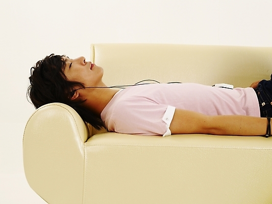 포토 JPG 스튜디오촬영 모델 라이프스타일 남자 감정 이어폰 포즈 부분 휴식 사랑 한명 사람 상반신 20대 성인 청춘 소파 눕기 음악감상 한국인 잠 수면 남자만 남자한명만 성인남자만 청년만 청년남자만 청년남자한명만 성인한명만 성인남자한명만 성인만 국내포토 1 음향기기 컨셉 의자 모션 실내 동양인 청년 생활 물 감상 파일형식