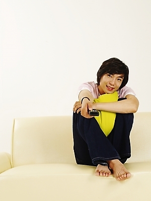 포토 JPG 스튜디오촬영 전신 모델 라이프스타일 남자 여유 포즈 가구 쿠션 휴식 사랑 한명 사람 20대 성인 취미 청춘 소파 한국인 리모컨 남자만 남자한명만 성인남자만 청년만 청년남자만 청년남자한명만 성인한명만 성인남자한명만 성인만 국내포토 1 감정 생활용품 컨셉 의자 실내 동양인 청년 생활 파일형식