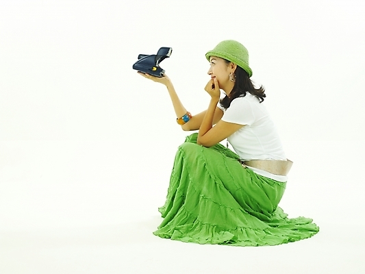 포토 JPG 스튜디오촬영 전신 모델 모자 라이프스타일 여자 감정 여행 포즈 휴가 사랑 한명 누끼 사람 앉기 20대 성인 취미 청춘 카메라 촬영 한국인 셀프카메라 폴라로이드 여자만 여자한명만 성인여자만 청년만 청년여자만 성인한명만 청년여자한명만 성인여자한명만 성인만 국내포토 1 잡화 컨셉 모션 실내 동양인 청년 생활 전자제품 사진촬영 파일형식