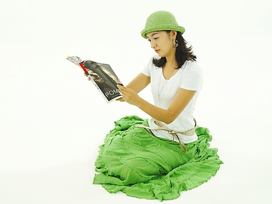 포토 JPG 스튜디오촬영 전신 모델 모자 라이프스타일 여자 감정 여행 포즈 휴가 휴식 사랑 한명 누끼 사람 앉기 20대 성인 취미 책 청춘 독서 한국인 잡지 여자만 여자한명만 성인여자만 청년만 청년여자만 성인한명만 청년여자한명만 성인여자한명만 성인만 국내포토 1 잡화 컨셉 모션 실내 동양인 청년 생활 간행물 파일형식