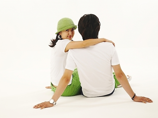 포토 JPG 스튜디오촬영 모델 모자 라이프스타일 커플 여자 남자 감정 한쌍 여행 포즈 휴가 표정 사랑 미소 웃음 누끼 사람 앉기 20대 취미 두명 뒷모습 청춘 한국인 뒤돌아보기 청년만 성인만 국내포토 잡화 뷰포인트 컨셉 관계 모션 실내 동양인 청년 생활 파일형식