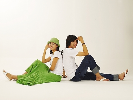 포토 JPG 스튜디오촬영 전신 모델 모자 라이프스타일 커플 여자 남자 감정 한쌍 여행 포즈 휴가 표정 사랑 미소 웃음 누끼 사람 앉기 20대 취미 두명 청춘 한국인 청년만 성인만 국내포토 잡화 컨셉 관계 모션 실내 동양인 청년 생활 파일형식