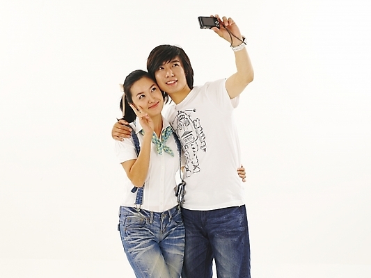 포토 JPG 스튜디오촬영 모델 라이프스타일 커플 여자 남자 한쌍 여행 포즈 부분 휴가 사랑 서기 누끼 사람 상반신 20대 취미 두명 청춘 카메라 사진촬영 한국인 기념촬영 청년만 성인만 국내포토 감정 컨셉 관계 모션 실내 동양인 청년 생활 전자제품 촬영 파일형식