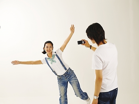 포토 JPG 스튜디오촬영 모델 라이프스타일 커플 여자 남자 한쌍 여행 포즈 휴가 사랑 서기 사람 20대 취미 두명 뒷모습 청춘 카메라 사진촬영 한국인 기념촬영 청년만 성인만 국내포토 감정 뷰포인트 컨셉 관계 모션 실내 동양인 청년 생활 전자제품 촬영 파일형식