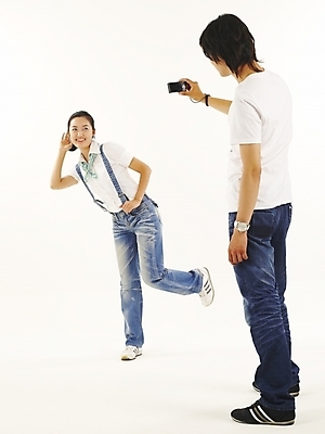 포토 JPG 스튜디오촬영 전신 모델 라이프스타일 커플 여자 남자 한쌍 여행 포즈 휴가 사랑 서기 사람 20대 취미 두명 뒷모습 청춘 카메라 사진촬영 한국인 기념촬영 청년만 성인만 국내포토 감정 뷰포인트 컨셉 관계 모션 실내 동양인 청년 생활 전자제품 촬영 파일형식