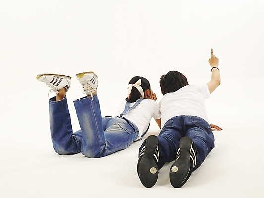 포토 JPG 스튜디오촬영 전신 모델 라이프스타일 커플 여자 남자 한쌍 여행 포즈 휴가 안내 사랑 누끼 사람 손짓 20대 취미 두명 뒷모습 청춘 눕기 가리킴 지시 청년만 성인만 국내포토 감정 뷰포인트 컨셉 관계 모션 실내 청년 생활 파일형식