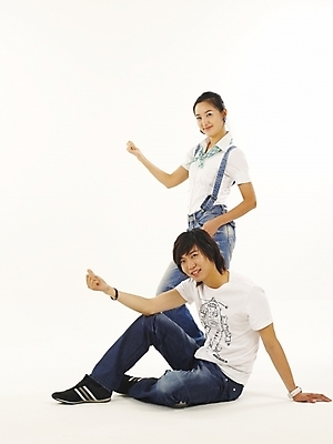 포토 JPG 스튜디오촬영 전신 모델 라이프스타일 커플 여자 남자 한쌍 여행 포즈 휴가 사랑 누끼 사람 앉기 손짓 20대 취미 두명 청춘 한국인 청년만 성인만 국내포토 감정 컨셉 관계 모션 실내 동양인 청년 생활 파일형식