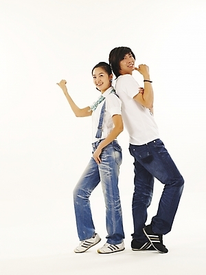 포토 JPG 스튜디오촬영 전신 모델 라이프스타일 커플 여자 남자 한쌍 여행 포즈 휴가 표정 사랑 서기 미소 웃음 누끼 사람 손짓 20대 취미 두명 청춘 한국인 가리킴 청년만 성인만 국내포토 감정 컨셉 관계 모션 실내 동양인 청년 생활 파일형식