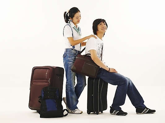 포토 JPG 스튜디오촬영 전신 모델 라이프스타일 커플 여자 남자 한쌍 여행 포즈 가방 휴가 표정 사랑 미소 웃음 누끼 사람 앉기 20대 취미 두명 청춘 여행가방 한국인 짐 어깨주무르기 청년만 성인만 국내포토 잡화 감정 컨셉 관계 모션 실내 동양인 청년 생활 주무르기 파일형식