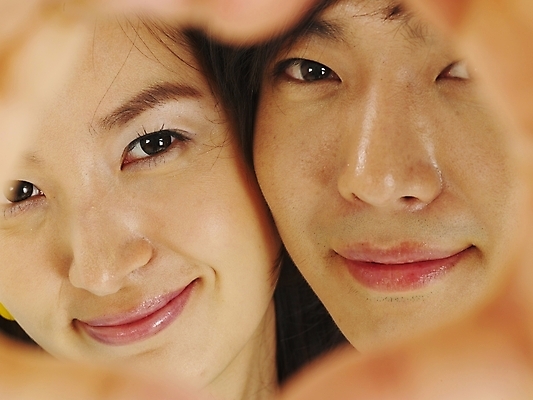 포토 JPG 스튜디오촬영 모델 커플 여자 남자 행복 얼굴 한쌍 포즈 표정 사랑 미소 웃음 사람 근접촬영 20대 두명 신체부위 청춘 한국인 청년만 성인만 국내포토 감정 뷰포인트 컨셉 관계 실내 동양인 청년 파일형식