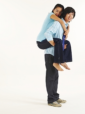 포토 JPG 스튜디오촬영 전신 모델 커플 여자 남자 행복 한쌍 포즈 표정 사랑 서기 미소 웃음 누끼 사람 20대 두명 청춘 한국인 청년만 성인만 국내포토 감정 컨셉 관계 모션 실내 동양인 청년 파일형식