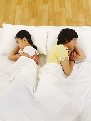 포토 JPG 모델 라이프스타일 커플 여자 남자 감정 한쌍 포즈 부분 베개 침구 실내 사랑 사람 상반신 20대 두명 청춘 눕기 방 한국인 등돌리기 잠 수면 싸움 매트리스 청년만 성인만 국내포토 컨셉 관계 모션 동양인 청년 내부 생활 물 파일형식