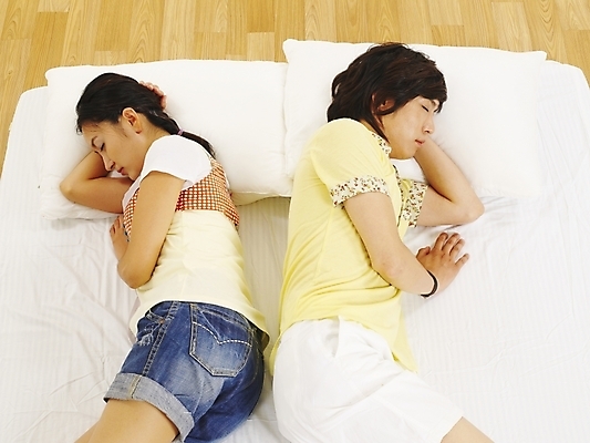 포토 JPG 모델 라이프스타일 커플 여자 남자 감정 한쌍 포즈 부분 베개 침구 실내 사랑 사람 상반신 20대 두명 청춘 눕기 방 한국인 등돌리기 잠 수면 싸움 매트리스 청년만 성인만 국내포토 컨셉 관계 모션 동양인 청년 내부 생활 물 파일형식