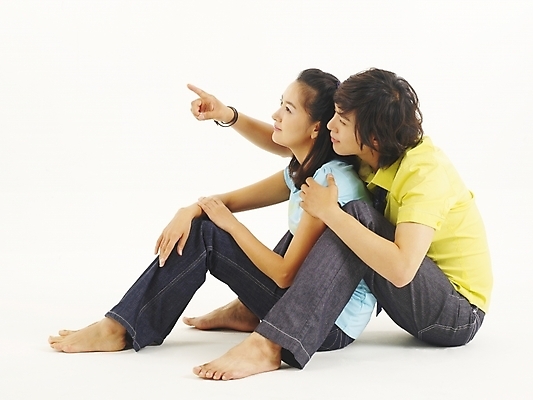 포토 JPG 스튜디오촬영 전신 모델 커플 여자 남자 행복 한쌍 포즈 사랑 사람 앉기 20대 두명 청춘 한국인 가리킴 청년만 성인만 국내포토 감정 컨셉 관계 모션 실내 동양인 손짓 청년 파일형식