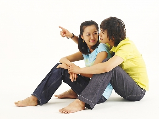 포토 JPG 스튜디오촬영 전신 모델 커플 여자 남자 행복 한쌍 포즈 사랑 사람 앉기 20대 두명 청춘 한국인 가리킴 청년만 성인만 국내포토 감정 컨셉 관계 모션 실내 동양인 손짓 청년 파일형식