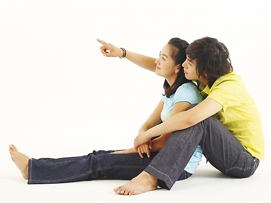 포토 JPG 스튜디오촬영 전신 모델 커플 여자 남자 행복 한쌍 포즈 사랑 사람 앉기 20대 두명 청춘 한국인 가리킴 청년만 성인만 국내포토 감정 컨셉 관계 모션 실내 동양인 손짓 청년 파일형식