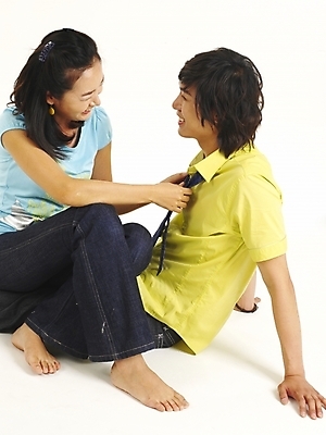 포토 JPG 스튜디오촬영 전신 모델 커플 응시 여자 남자 행복 한쌍 포즈 표정 사랑 미소 웃음 사람 앉기 20대 두명 청춘 마주보기 한국인 청년만 성인만 국내포토 시선 감정 컨셉 관계 모션 실내 동양인 청년 파일형식