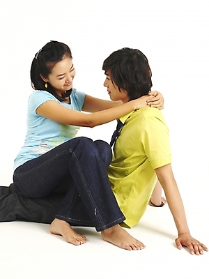 포토 JPG 스튜디오촬영 전신 모델 커플 응시 여자 남자 행복 한쌍 포즈 표정 사랑 미소 웃음 사람 앉기 20대 두명 청춘 마주보기 한국인 청년만 성인만 국내포토 시선 감정 컨셉 관계 모션 실내 동양인 청년 파일형식