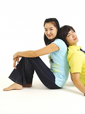 포토 JPG 스튜디오촬영 전신 모델 커플 여자 남자 행복 한쌍 포즈 사랑 미소 사람 앉기 20대 두명 청춘 기댐 한국인 청년만 성인만 국내포토 감정 컨셉 관계 모션 실내 표정 동양인 청년 파일형식