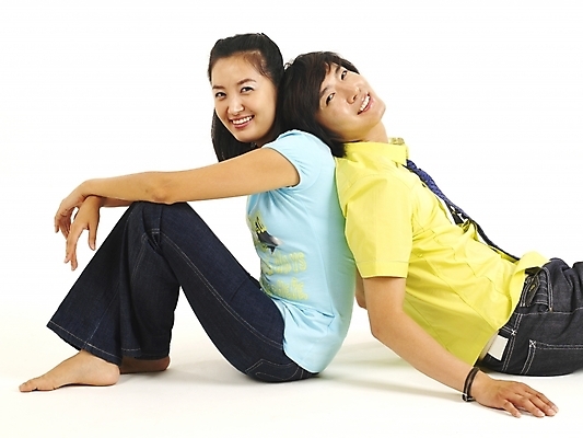 포토 JPG 스튜디오촬영 전신 모델 커플 여자 남자 행복 한쌍 포즈 표정 사랑 미소 웃음 사람 앉기 20대 두명 청춘 기댐 한국인 청년만 성인만 국내포토 감정 컨셉 관계 모션 실내 동양인 청년 파일형식