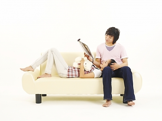 포토 JPG 스튜디오촬영 전신 모델 라이프스타일 커플 응시 여자 남자 한쌍 인형 포즈 가구 누끼 사람 앉기 20대 두명 청춘 소파 눕기 한국인 잡지 청년만 성인만 국내포토 시선 생활용품 컨셉 의자 관계 모션 실내 동양인 청년 생활 간행물 파일형식