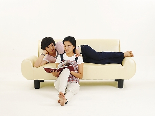 포토 JPG 스튜디오촬영 전신 모델 라이프스타일 커플 여자 남자 한쌍 포즈 가구 누끼 사람 앉기 20대 두명 책 청춘 소파 한국인 청년만 성인만 국내포토 생활용품 컨셉 의자 관계 모션 실내 동양인 청년 생활 파일형식
