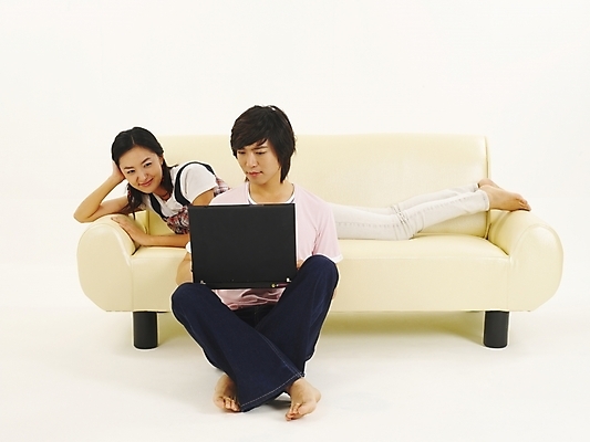 포토 JPG 스튜디오촬영 전신 모델 라이프스타일 커플 여자 남자 한쌍 포즈 가구 미소 웃음 누끼 사람 앉기 20대 두명 노트북 청춘 소파 한국인 웹서핑 검색 청년만 성인만 국내포토 생활용품 컨셉 의자 관계 모션 실내 표정 동양인 청년 생활 전자제품 파일형식