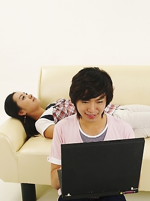 포토 JPG 스튜디오촬영 모델 라이프스타일 커플 여자 남자 한쌍 포즈 가구 부분 표정 미소 웃음 사람 앉기 상반신 20대 두명 노트북 청춘 소파 한국인 웹서핑 작업 청년만 성인만 국내포토 생활용품 컨셉 의자 관계 모션 실내 동양인 청년 생활 전자제품 파일형식