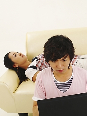 포토 JPG 스튜디오촬영 모델 라이프스타일 커플 여자 남자 한쌍 포즈 가구 부분 사람 앉기 상반신 20대 두명 노트북 청춘 소파 한국인 웹서핑 작업 청년만 성인만 국내포토 생활용품 컨셉 의자 관계 모션 실내 동양인 청년 생활 전자제품 파일형식