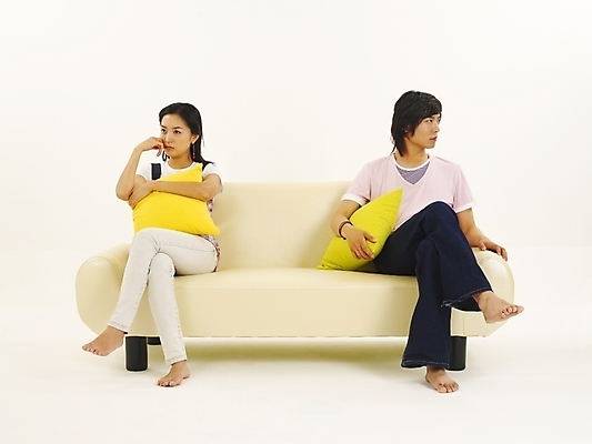 포토 JPG 스튜디오촬영 전신 모델 라이프스타일 커플 여자 남자 한쌍 포즈 가구 쿠션 누끼 사람 앉기 20대 두명 청춘 소파 한국인 등돌리기 분노 싸움 냉전 청년만 성인만 국내포토 감정 생활용품 컨셉 의자 관계 모션 실내 동양인 청년 생활 경쟁 파일형식