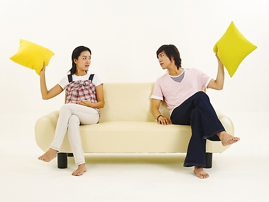 포토 JPG 스튜디오촬영 전신 모델 라이프스타일 커플 여자 남자 한쌍 포즈 가구 쿠션 누끼 사람 앉기 20대 두명 청춘 소파 한국인 분노 싸움 냉전 청년만 성인만 국내포토 감정 생활용품 컨셉 의자 관계 모션 실내 동양인 청년 생활 경쟁 파일형식