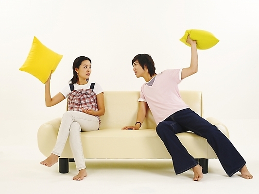 포토 JPG 스튜디오촬영 전신 모델 라이프스타일 커플 여자 남자 한쌍 포즈 가구 쿠션 누끼 사람 앉기 20대 두명 청춘 소파 한국인 분노 싸움 청년만 성인만 국내포토 감정 생활용품 컨셉 의자 관계 모션 실내 동양인 청년 생활 파일형식